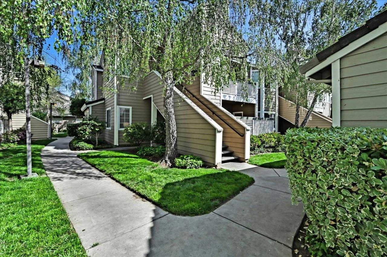 5884 Bridgeport Lake WAY