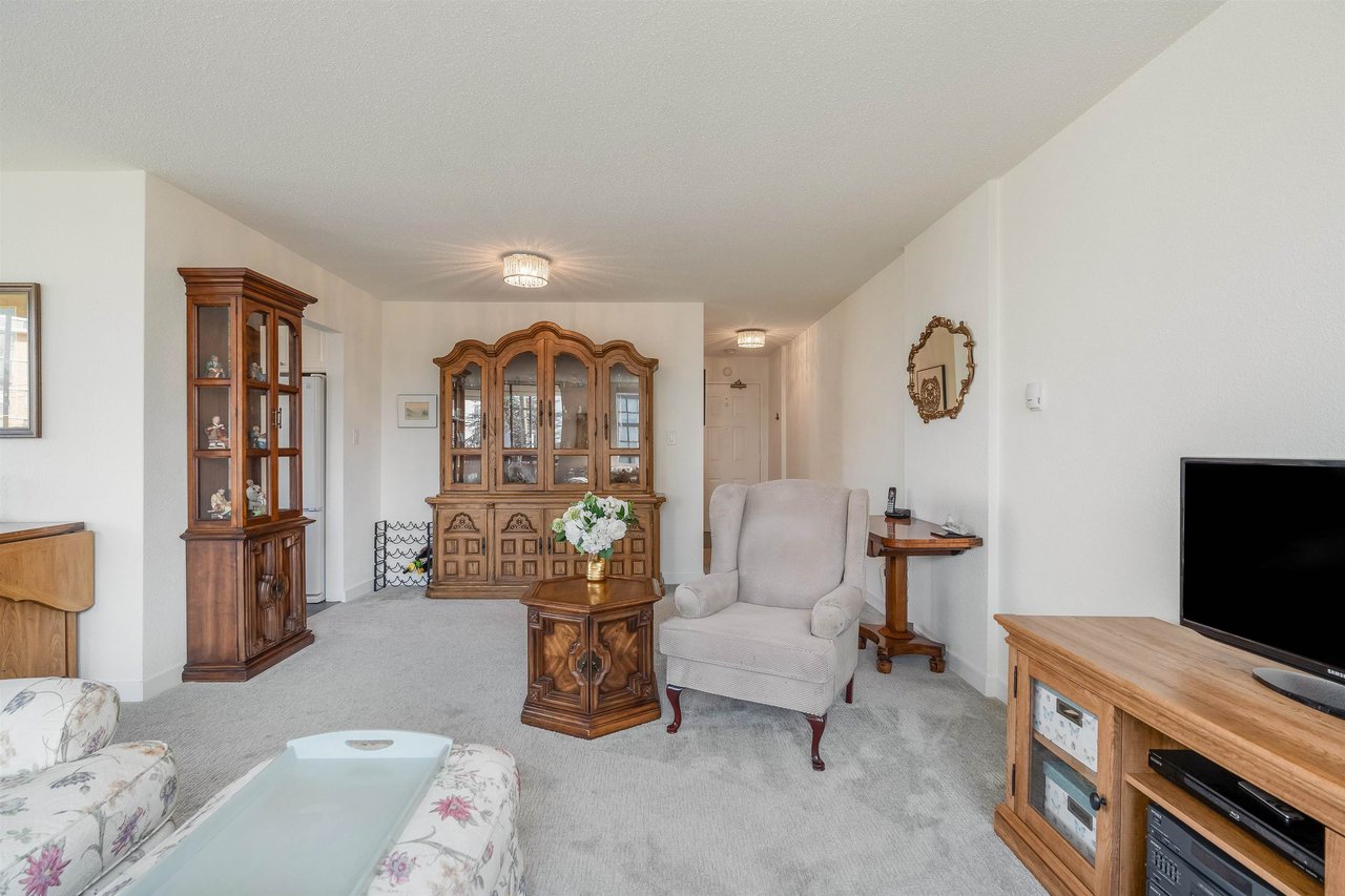 302-555 13th Street, West Vancouver