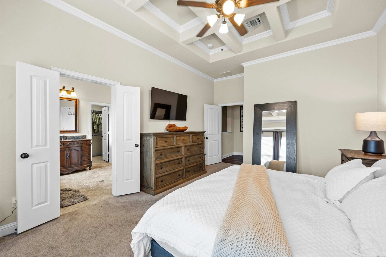 Beautifully Appointed Single-Story in Oak Creek: Modern Floors and Screened-In Patio Overlooking Green Space w/ NO Backyard Neighbor!