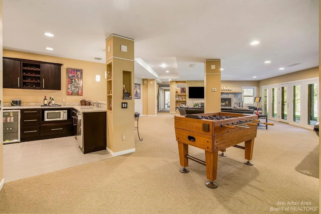 2566 Thornapple Drive, Ann Arbor, MI 48103