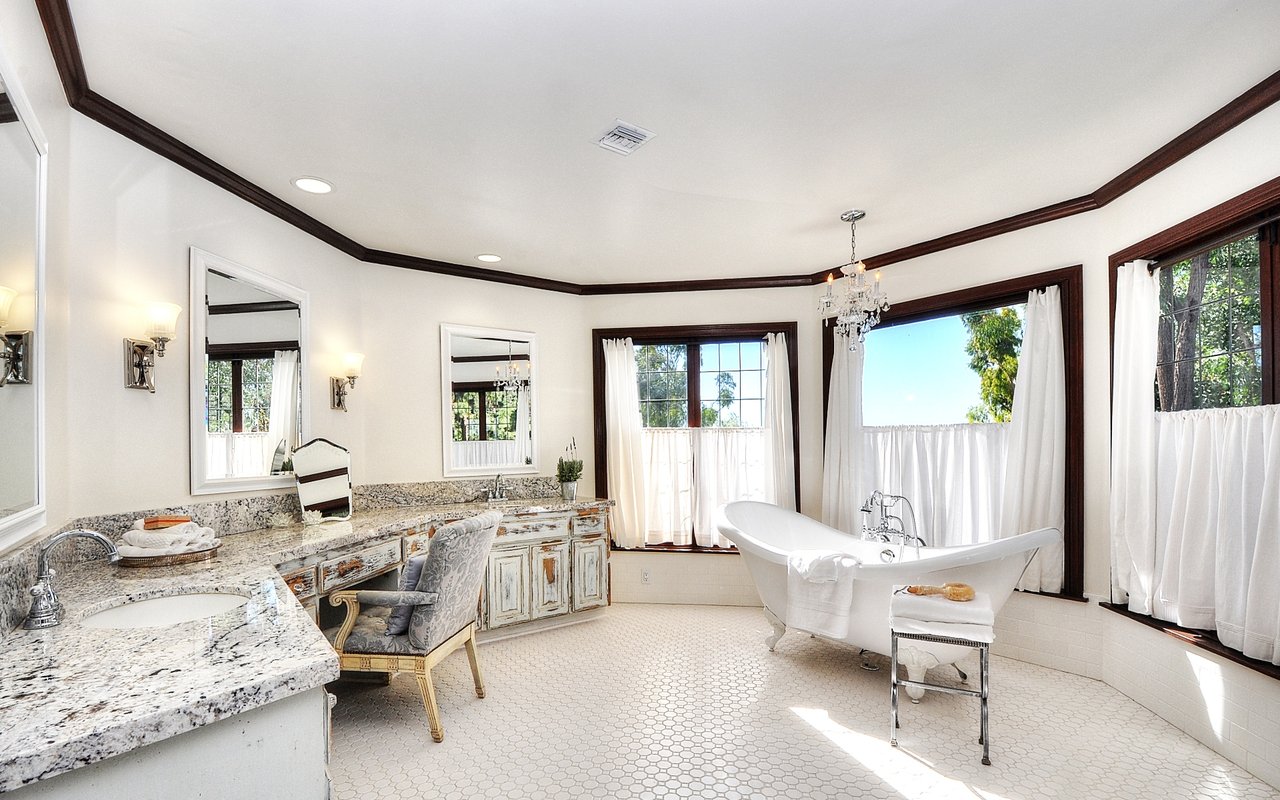 1802 Skyline Dr