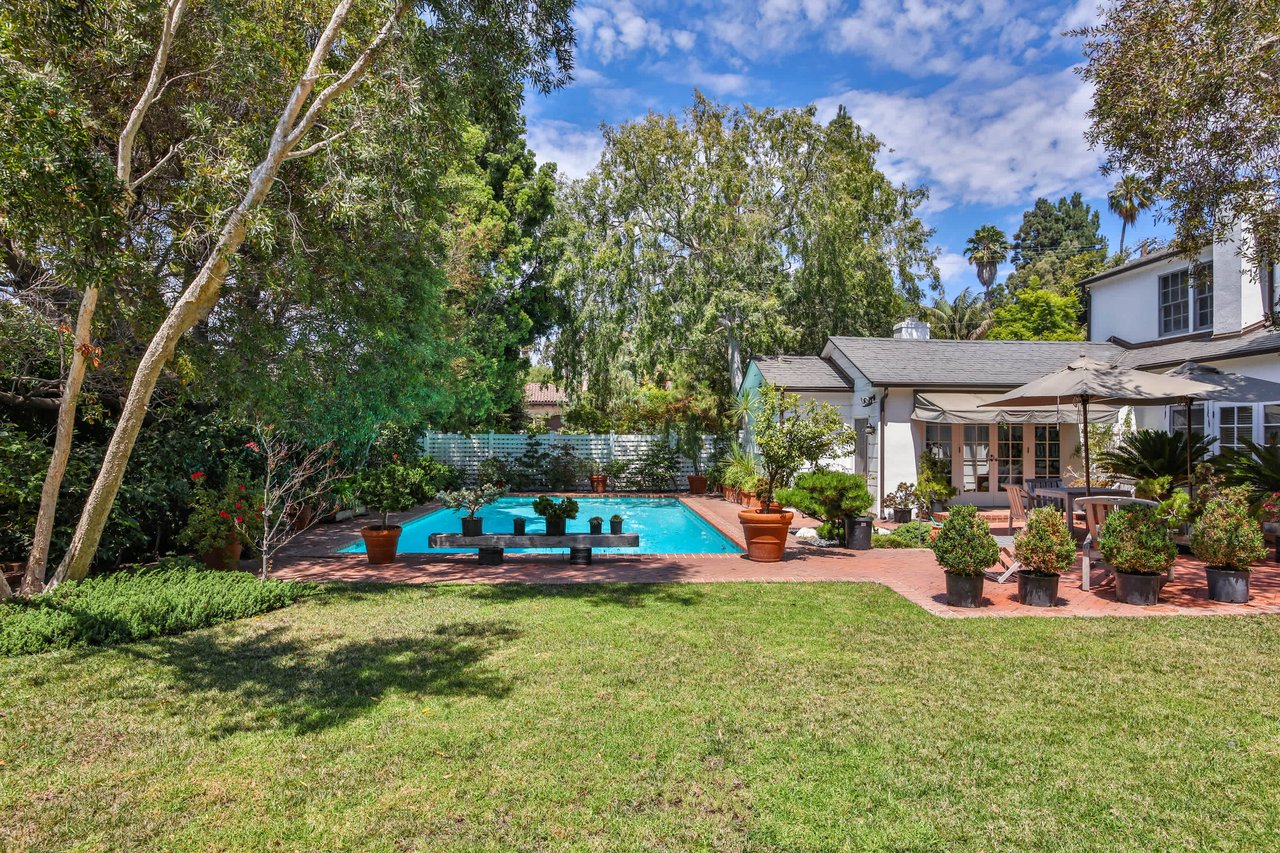 Beguiling Colonial In Brentwood Park