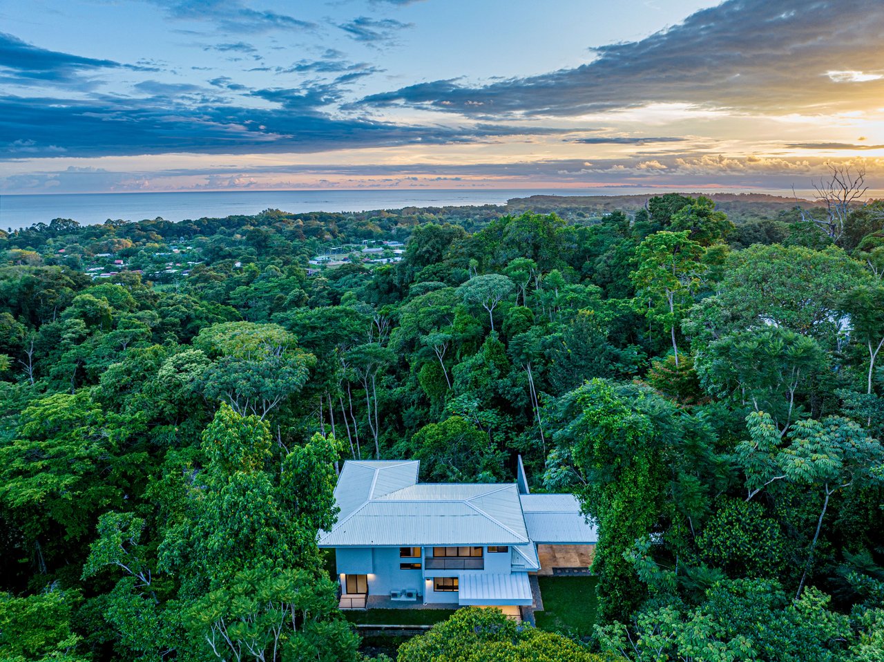 OUTSTANDING UVITA GEM, HIDDEN IN THE CANOPY WITH OCEAN AND MOUNTAIN VIEWS