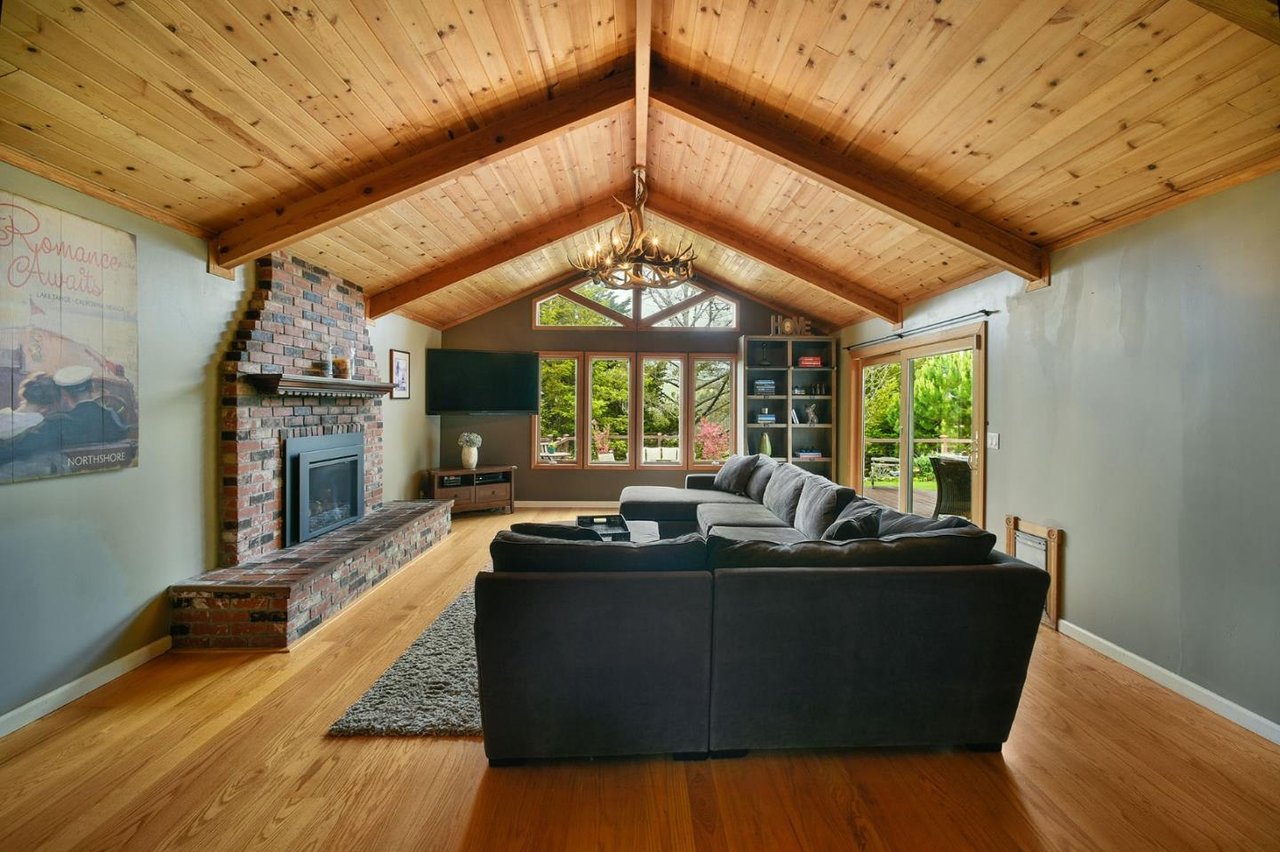 1091 Manzanita Dr