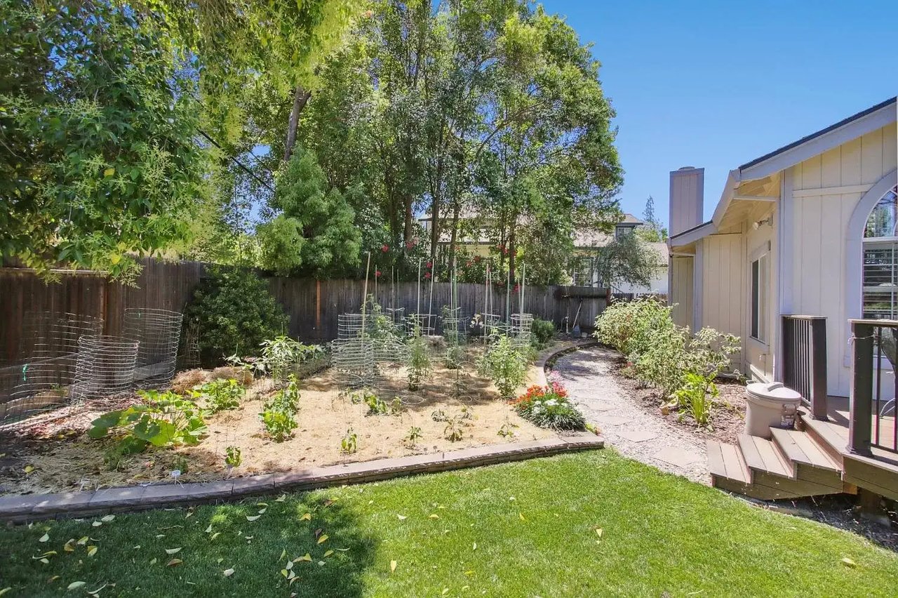 3861 Robie Lee Way