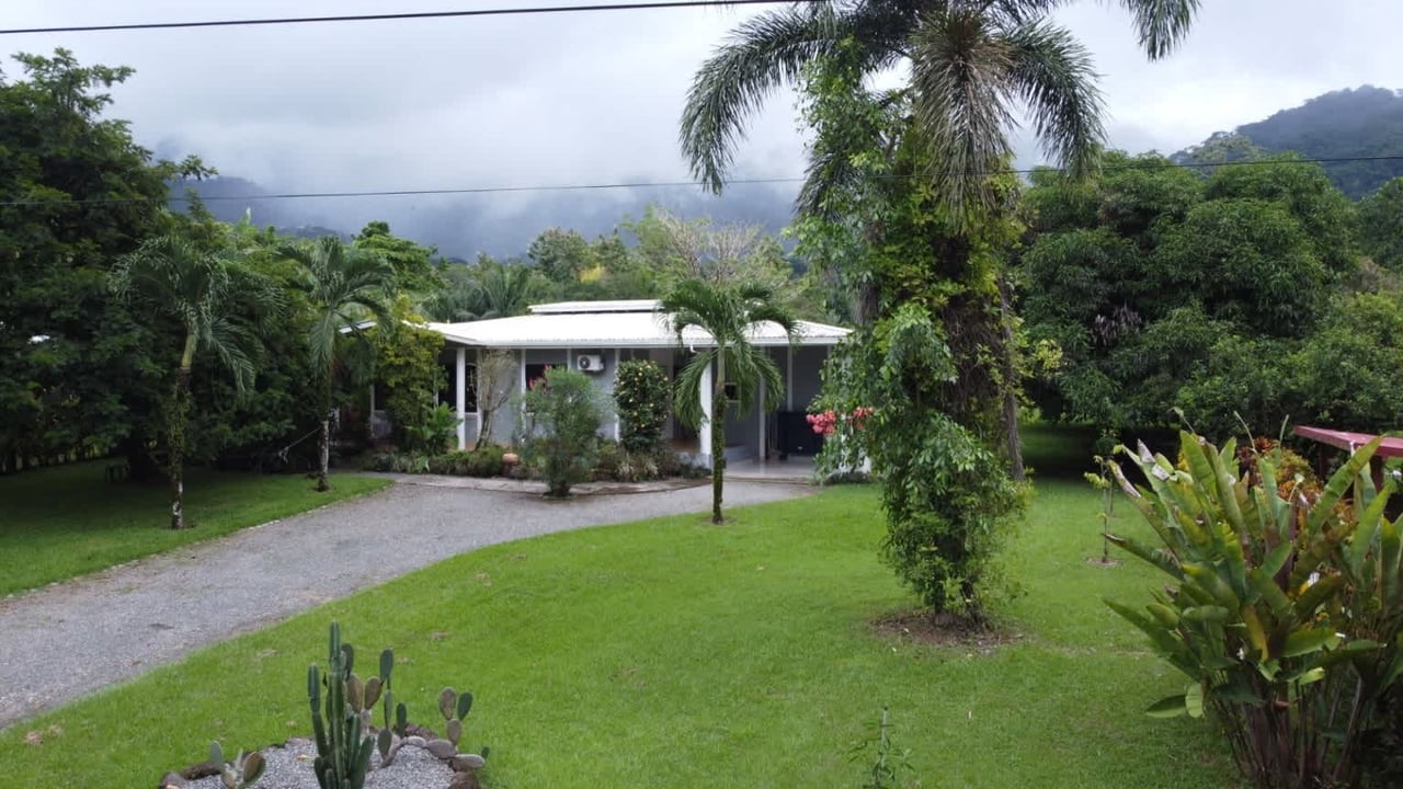 Beautiful 3 bedroom, 2 bathroom home with a 1 bedroom guest apartment and pool in Ojochal.