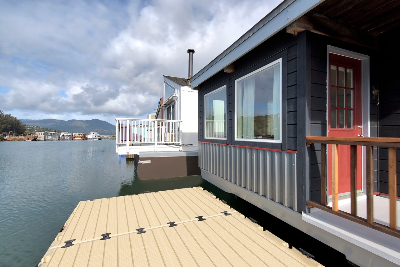 Modern and Immaculate Floating Houseboat- Represented Buyer