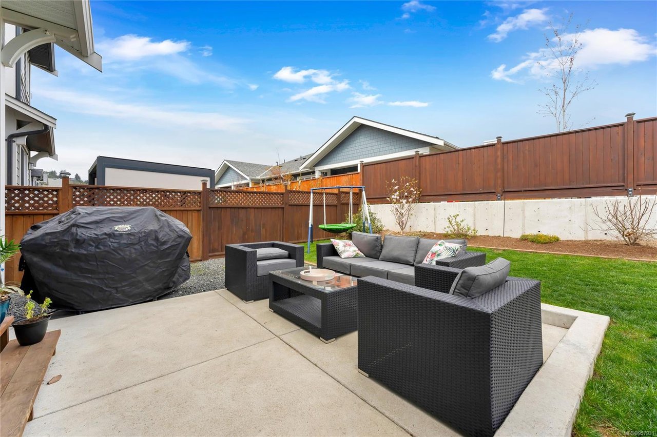 3359 Curlew St