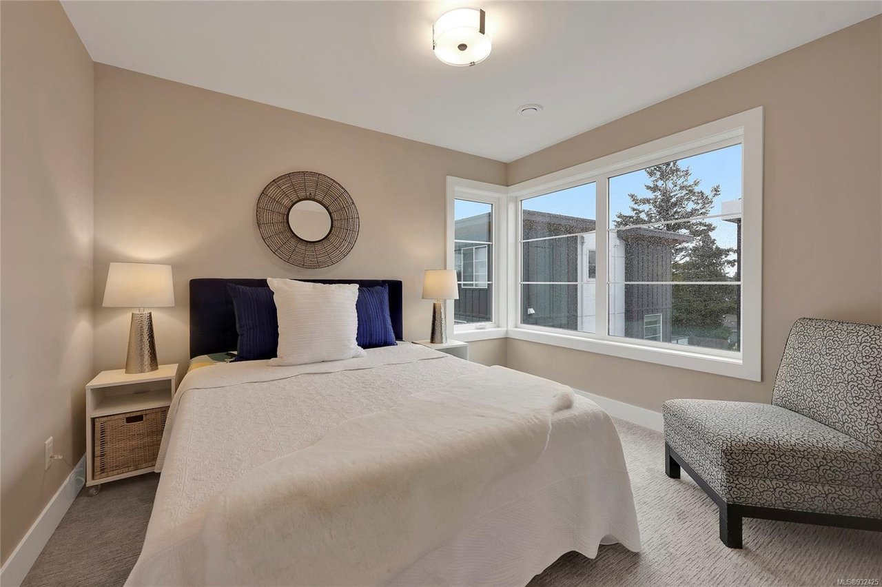 5-1048 Tillicum Rd, Esquimalt