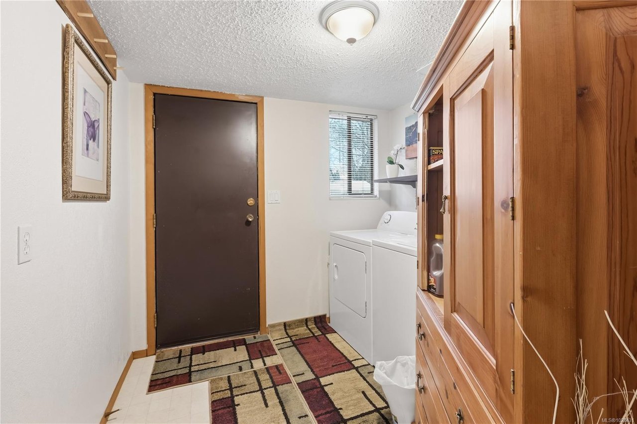 1639 Holly Cres