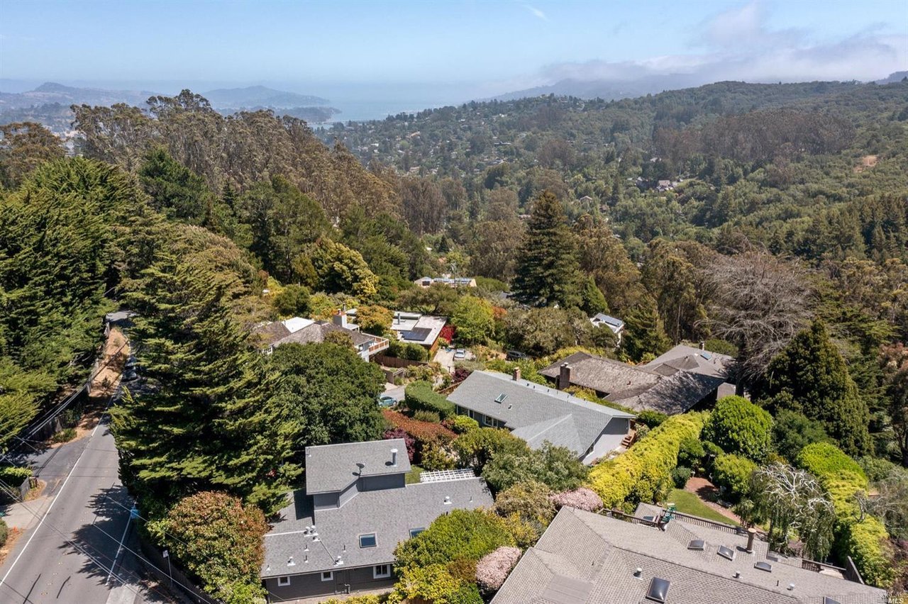 2 Cedarwood Ln