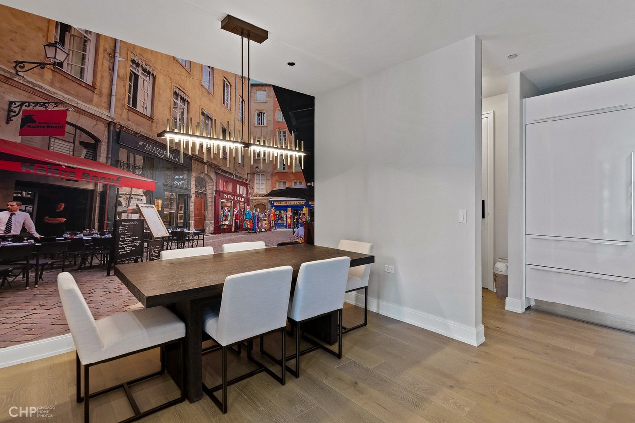 West Loop Luxury: 111 S Peoria St, #210