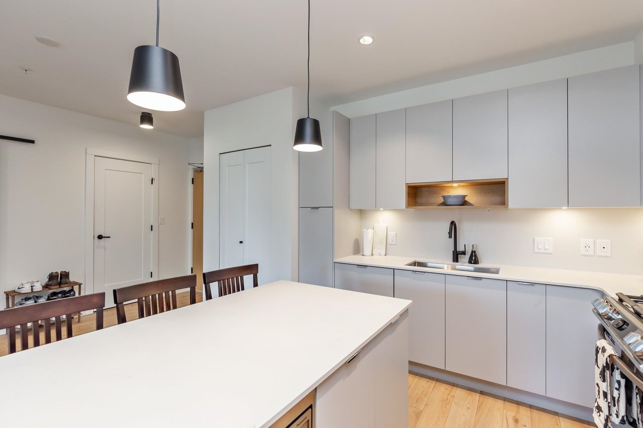 413-2493 Montrose Ave