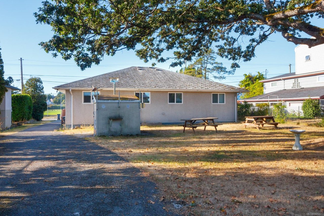 872 Old Esquimalt Rd