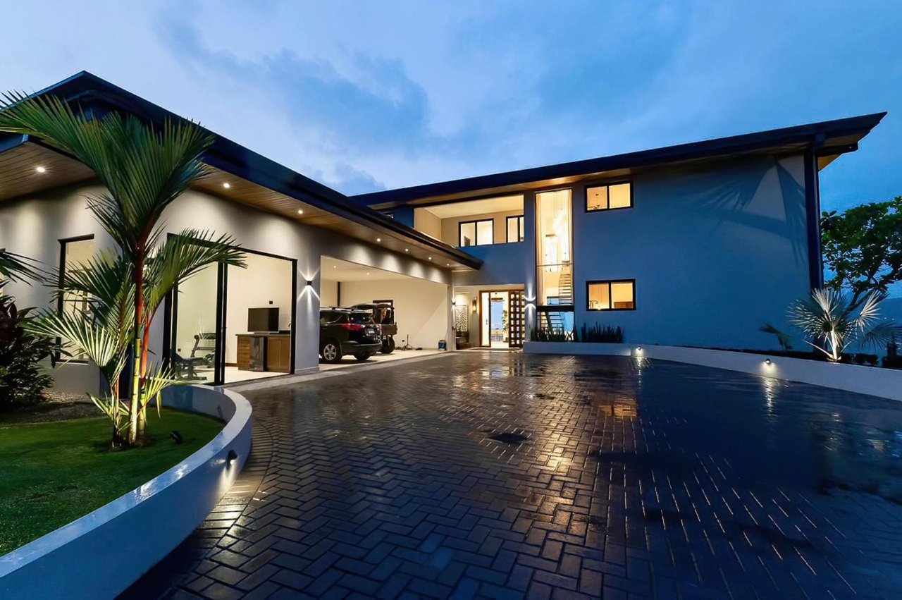 Solar Powered Oceanview Estate, Dominical, Puntarenas