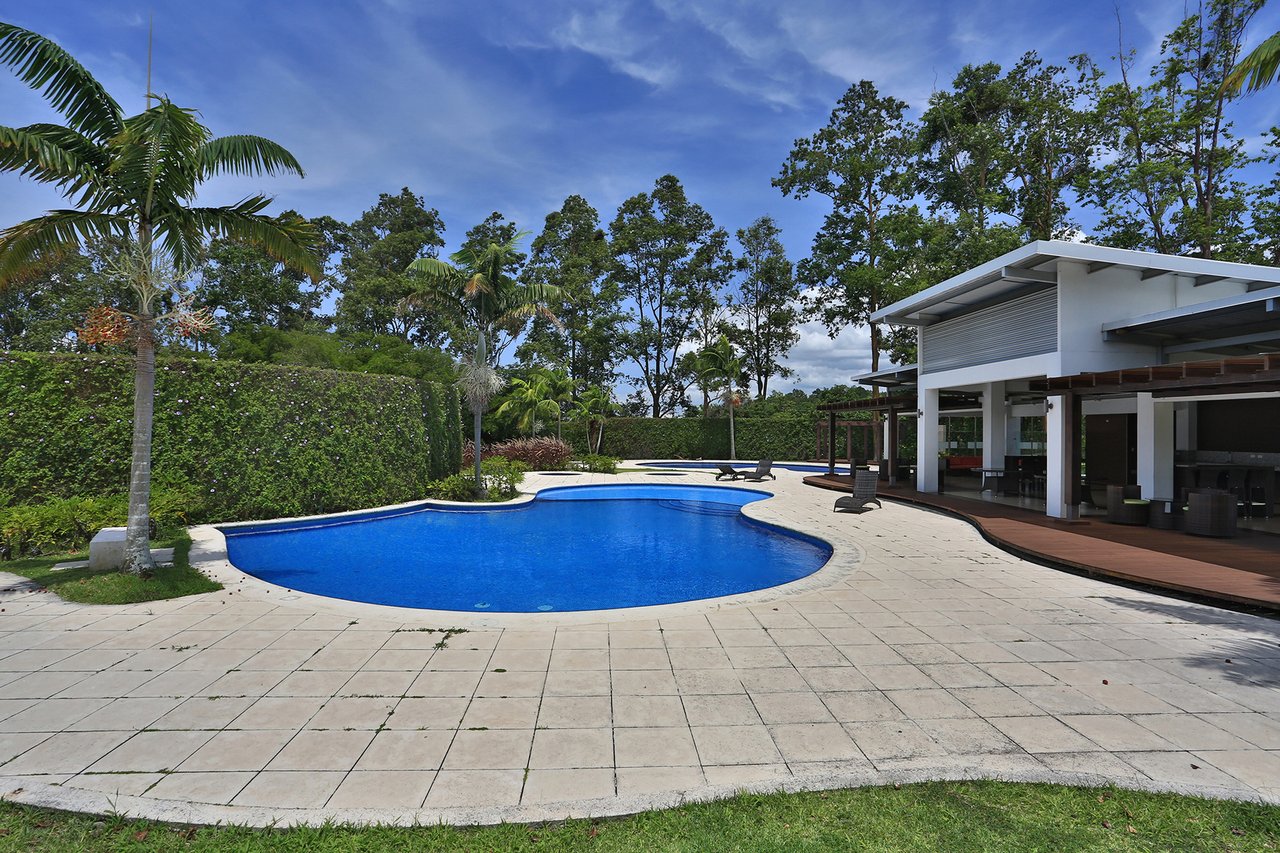 Urban Condo With Rooftop Gym, Heredia