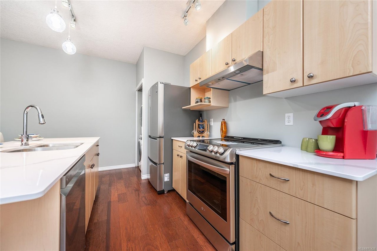 303-2823 Jacklin Rd