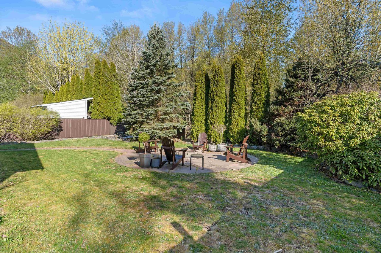 1050 Edgewater Cres