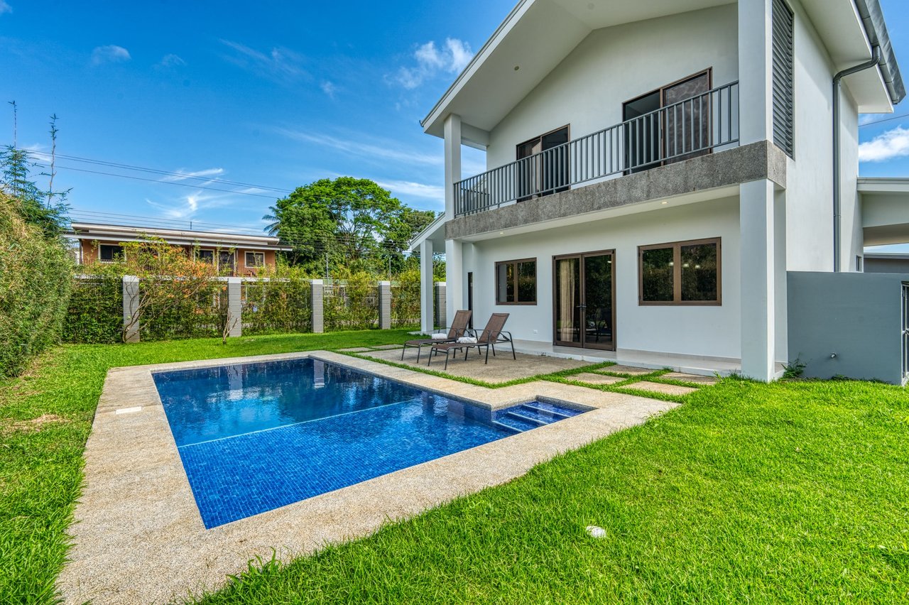 3 BEDROOM MODERN HOME WITH POOL WALKING DISTANCE TO EVERYTHING IN UVITA