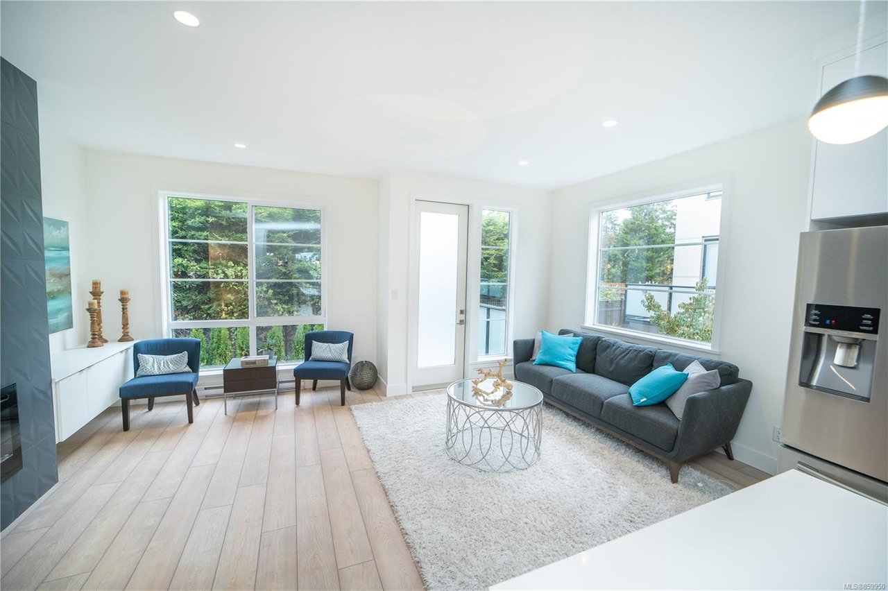 5-1052 Tillicum Rd