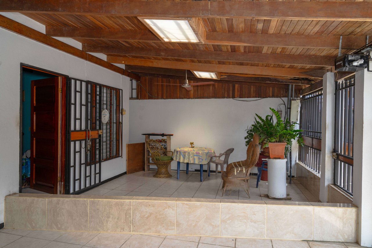 2-Story 4-Bedroom Quepos home, great location!