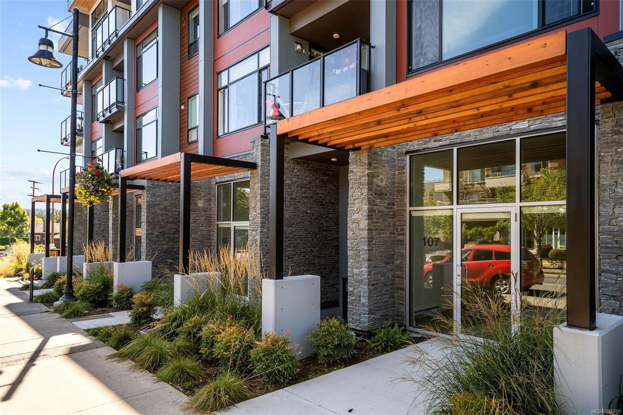 404-7162 W Saanich Rd