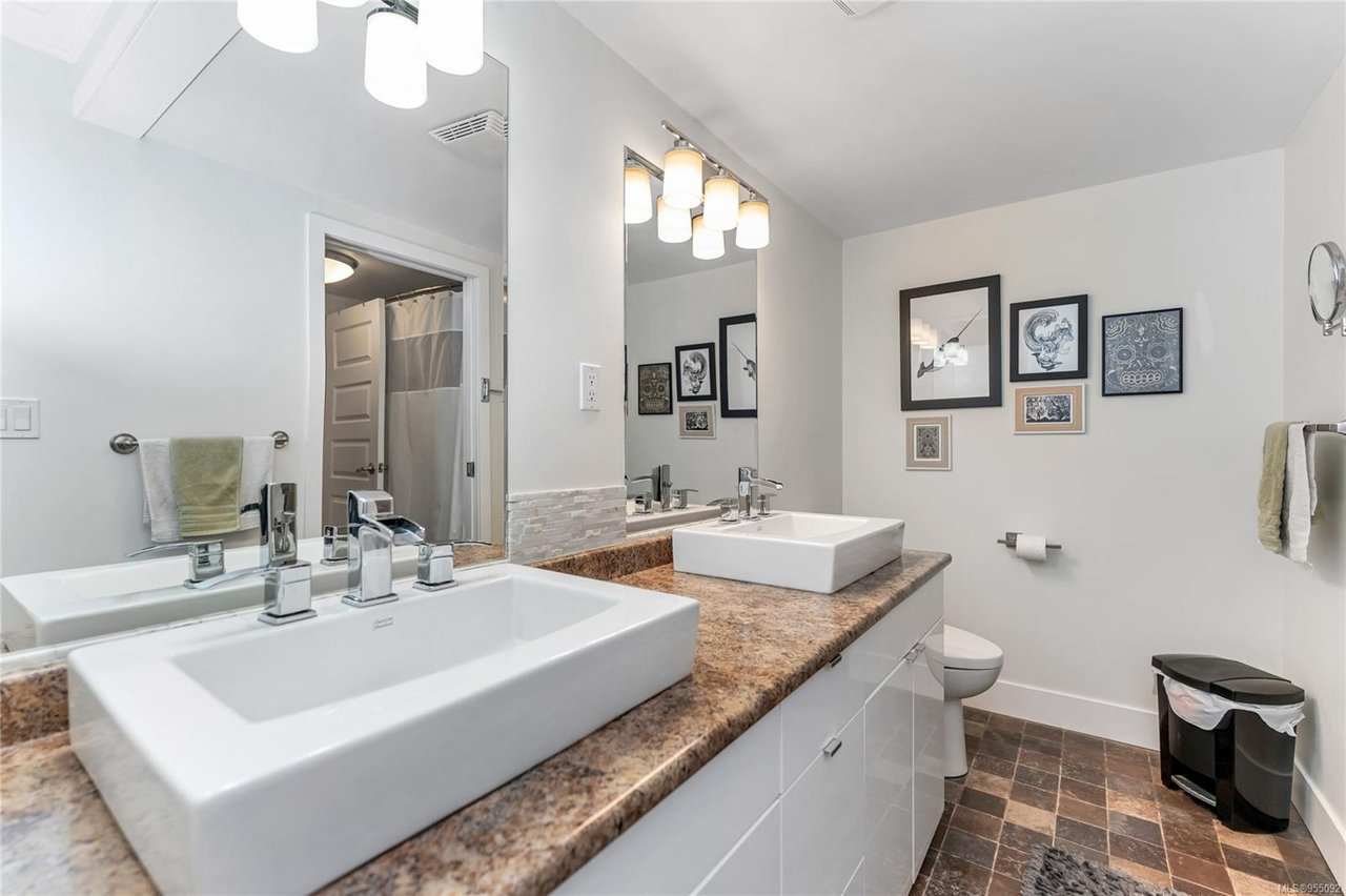 204-406 Simcoe St