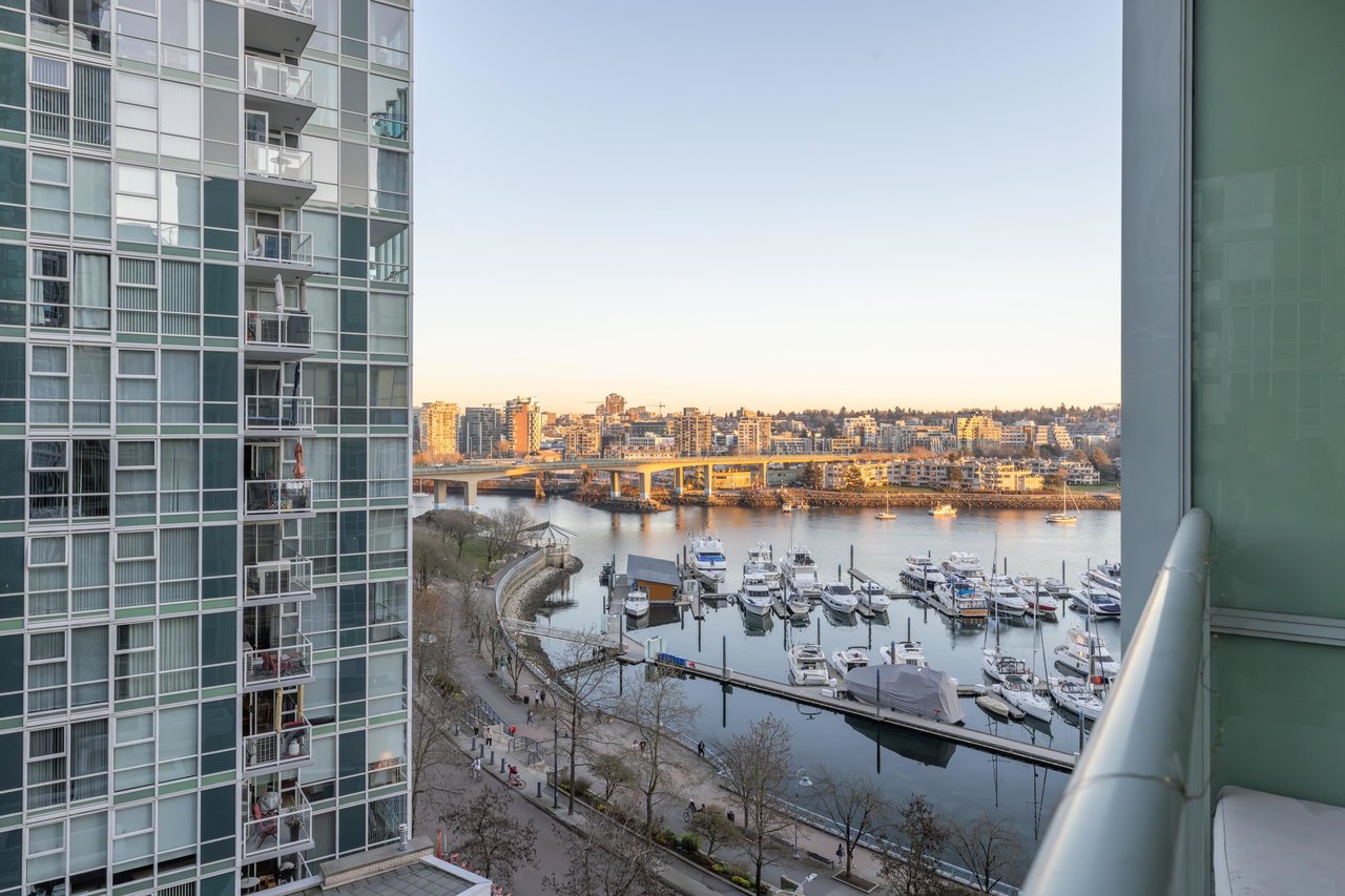 1003-1099 Marinaside Cres