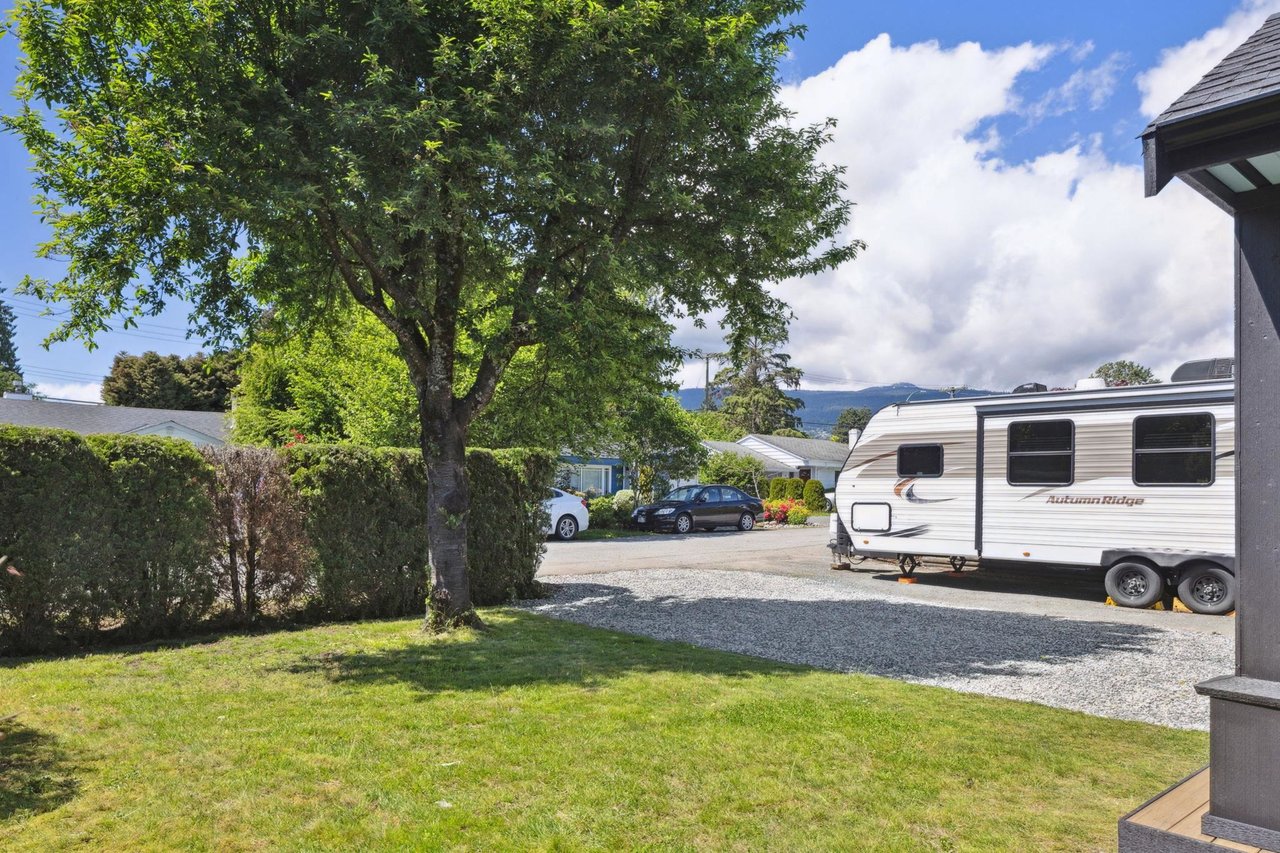 1384 Fernwood Cres