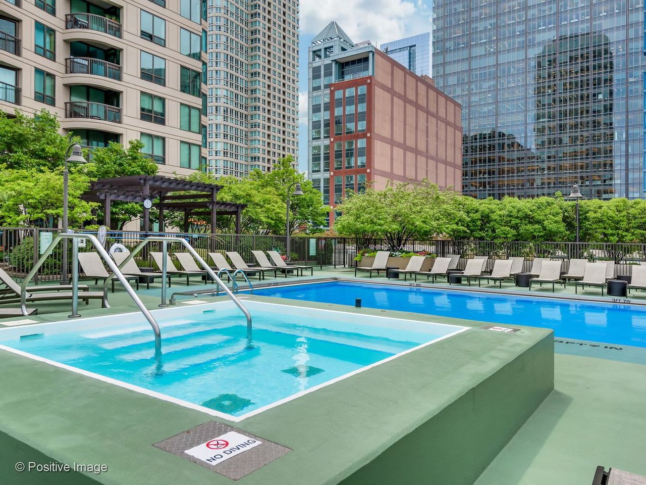 Picture of 400 N LaSalle amenities - hot tub - River North