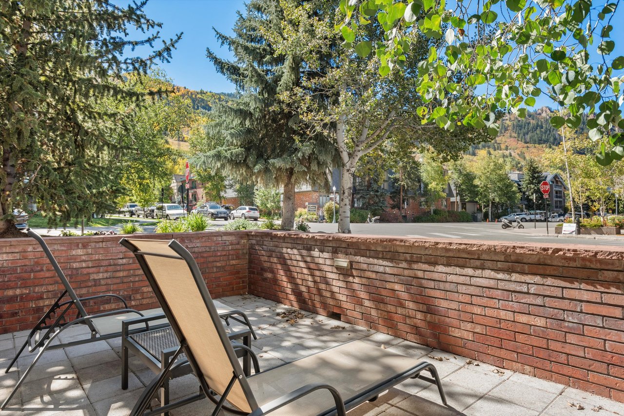 Perfect Aspen Retreat with Mountain Views and Walkable Convenience