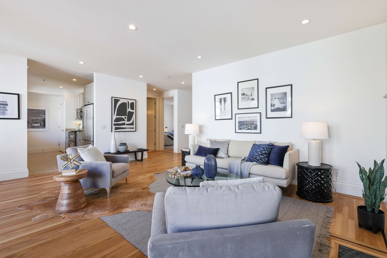 Bright 2 Bedroom Nob Hill Condominium