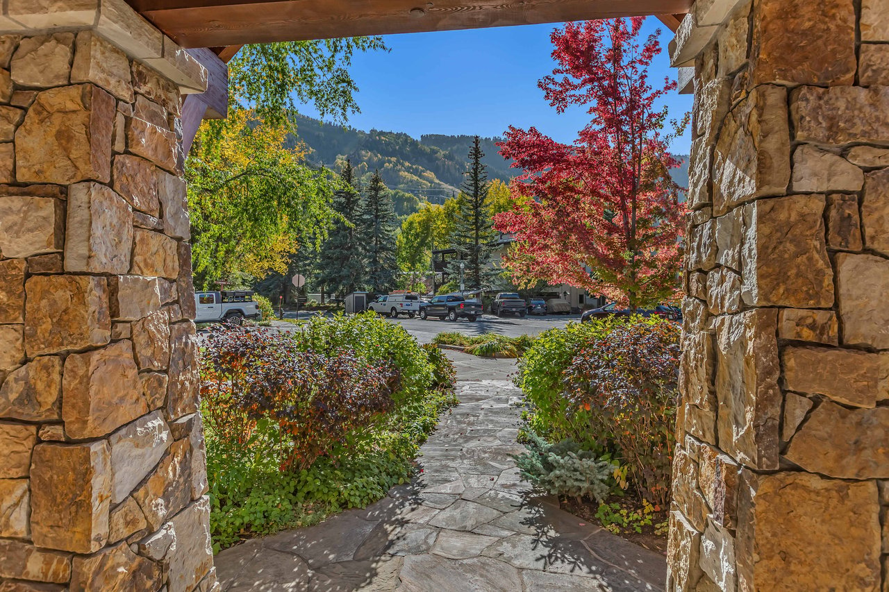 Magnificent and Timeless Mountain Home in Aspen 