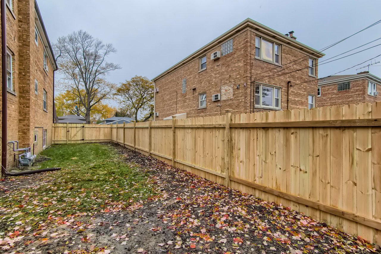 8707 N Oketo Niles, IL  60714