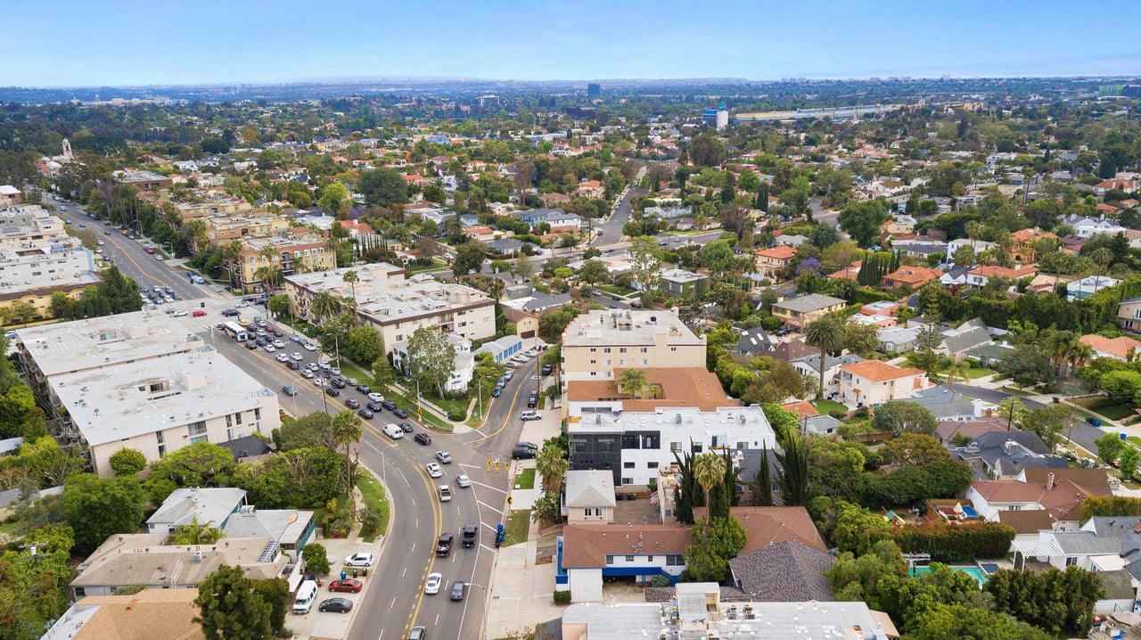 2121 S Beverly Glen