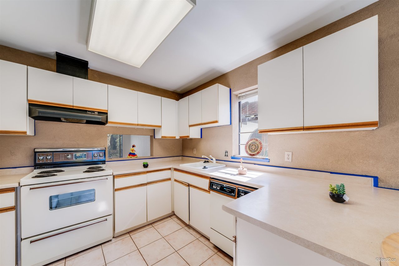 3-225 W 15th St