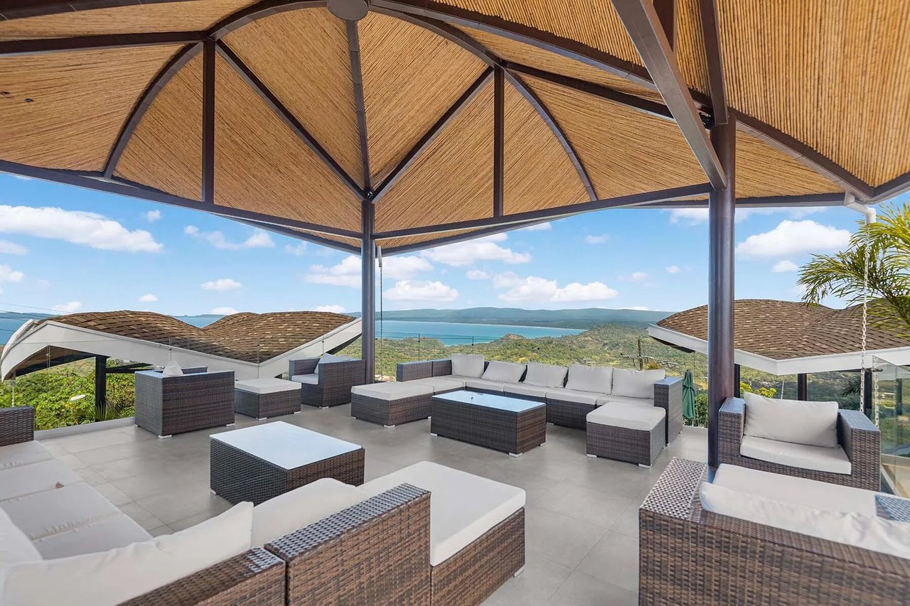 Luxury Oceanview Corner Penthouse, Jaco, Puntarenas