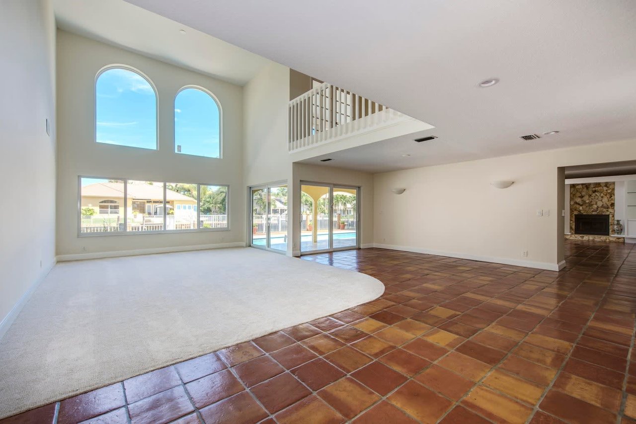 915 Hyacinth Dr