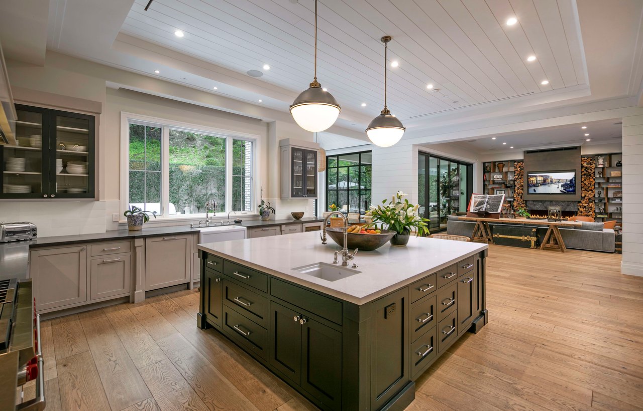 2333 Mandeville Canyon Rd