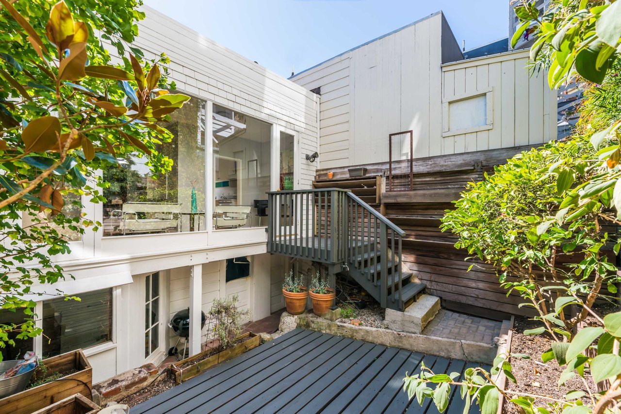 60 Russell St