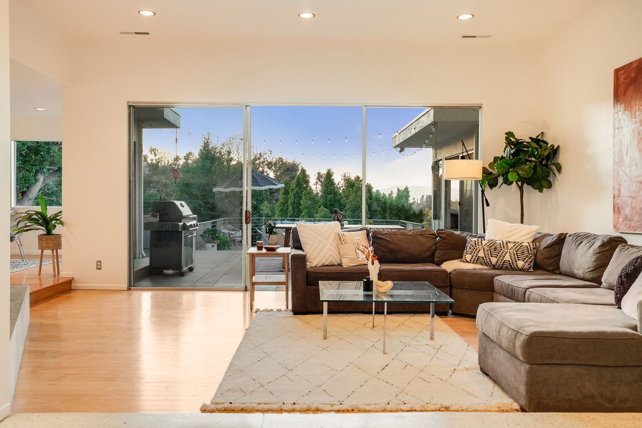deLIGHTfull Mid Century in the Studio City "Donas"