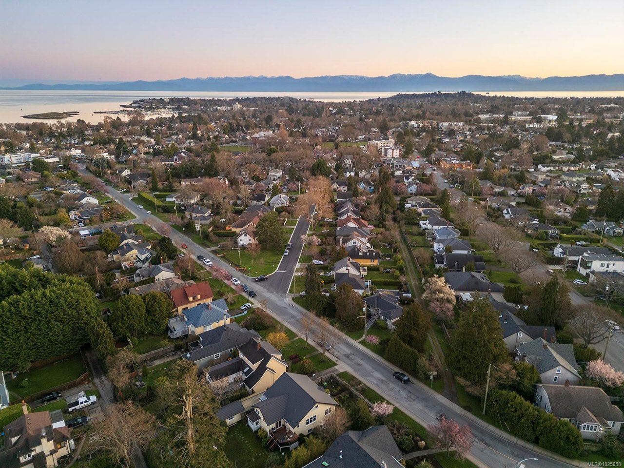 2350 Nottingham Rd, Oak Bay