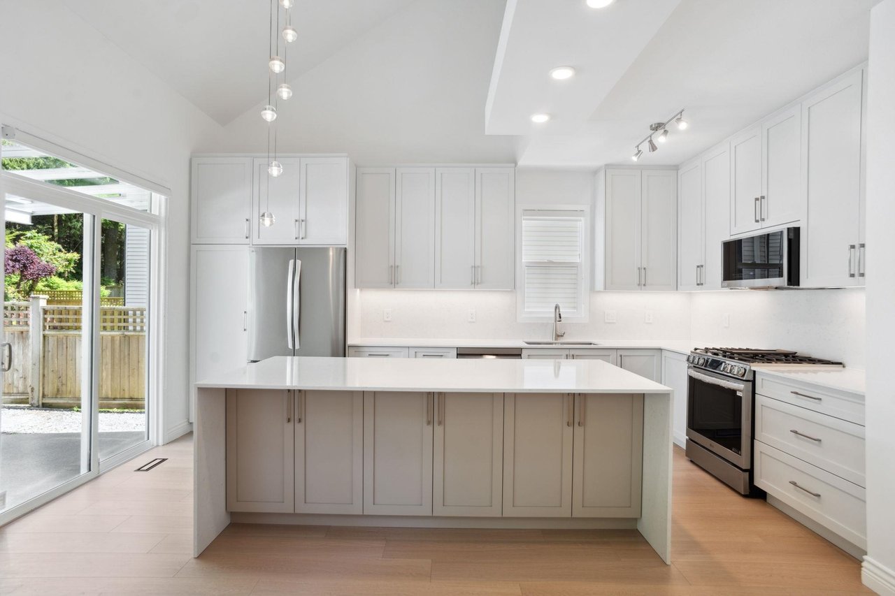 1699 Arbutus Pl