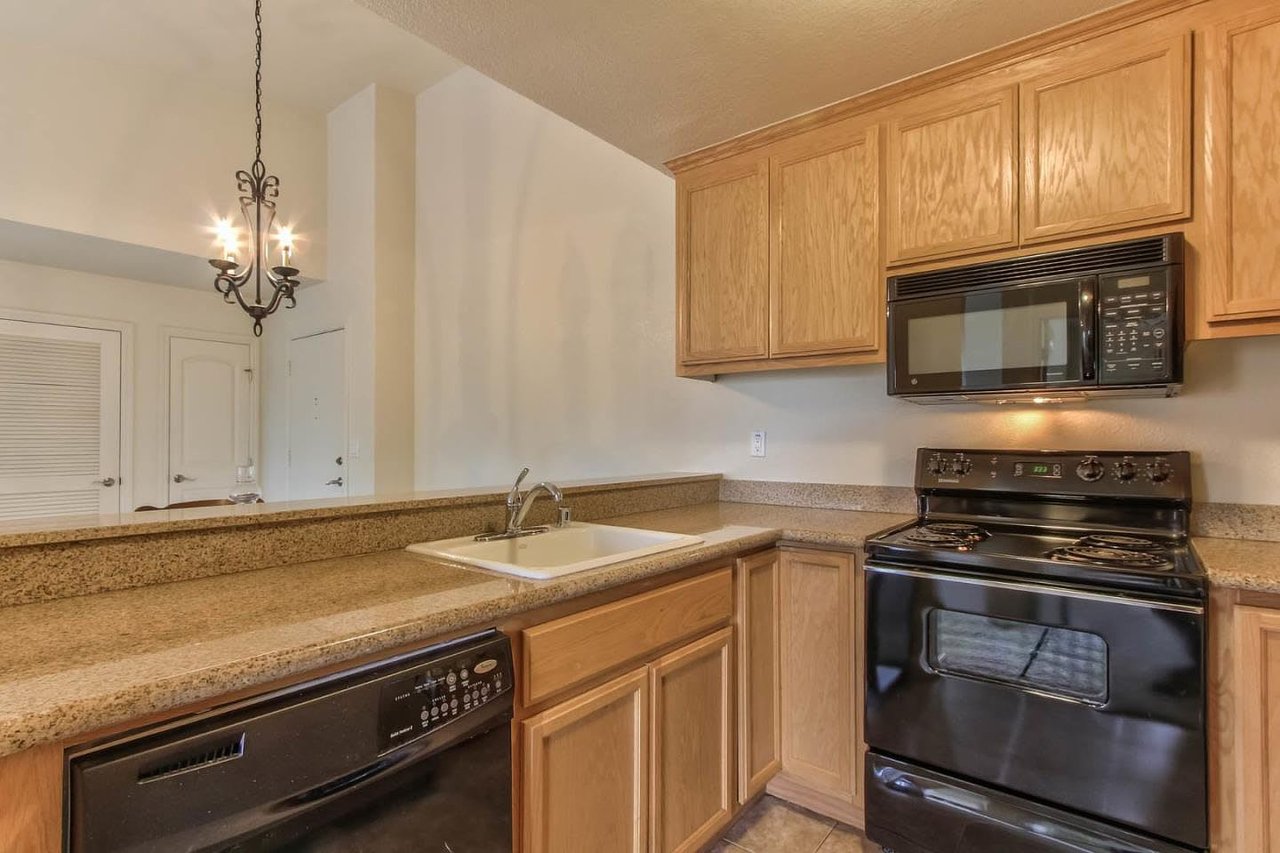 425 W Laurel Dr APT G