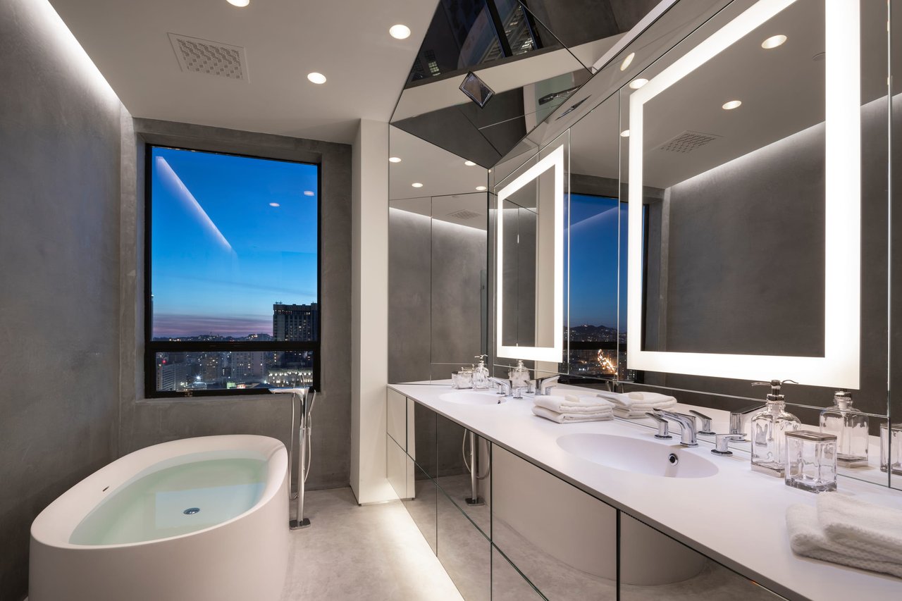 Ritz-Carlton Penthouse 2401
