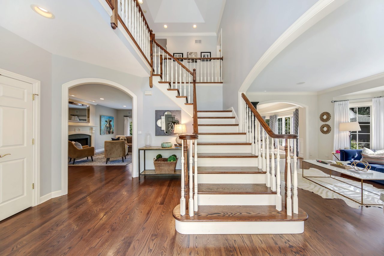 Accented with an array of modern finishes and features a sophisticated urban vibe.