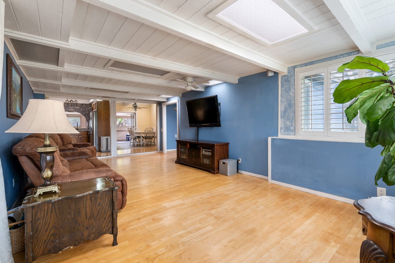 1002 Pepper Tree Ln