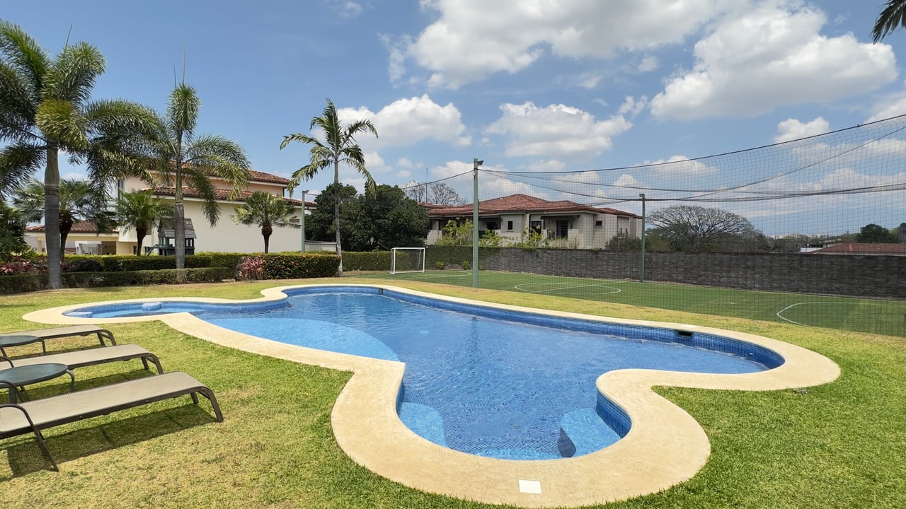 Colonial Family Garden Home, Ciudad Colon, San Jose
