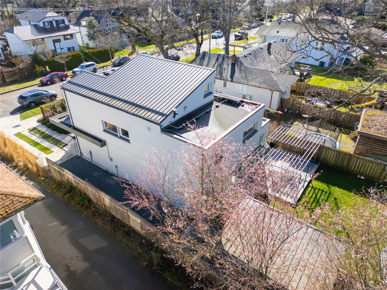 986 Cowichan St