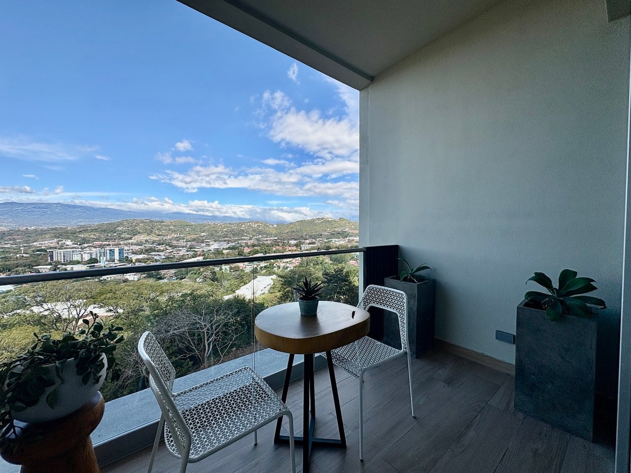 Contemporary Mountain View Condo, Santa Ana, San Jose